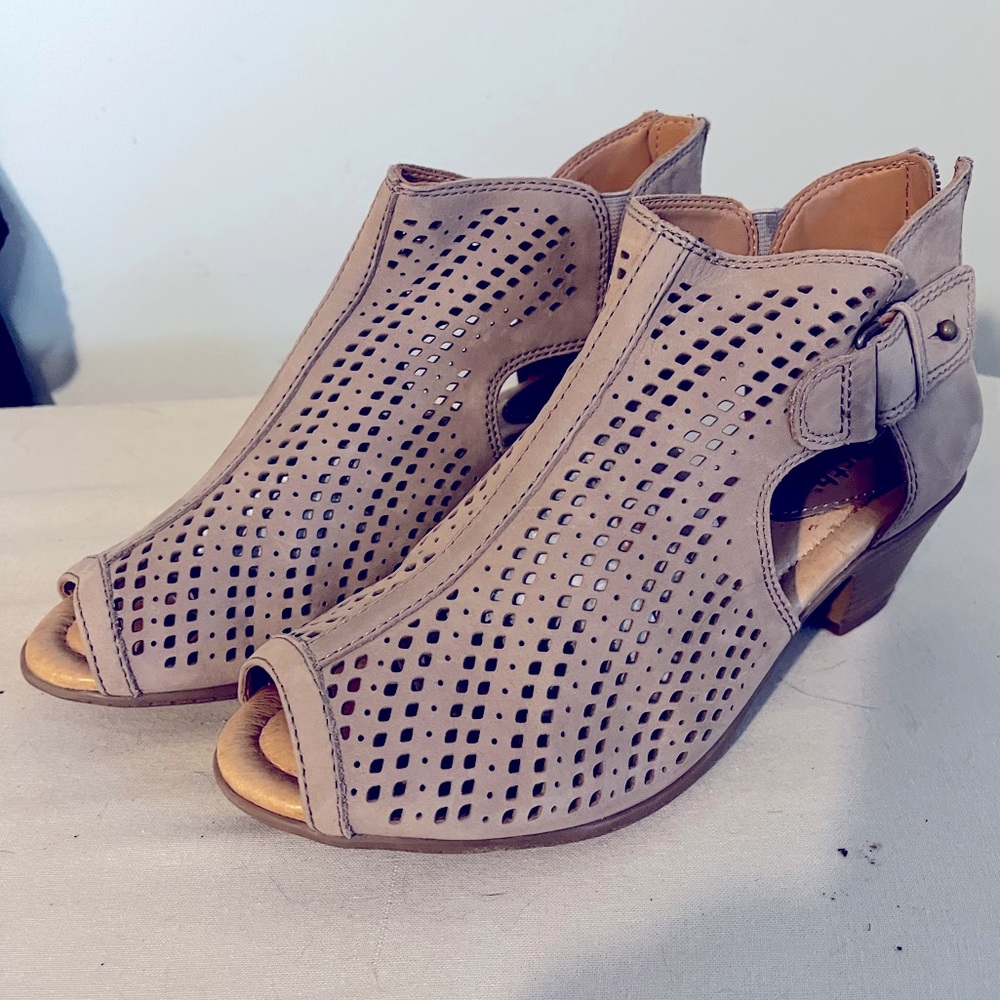 Earth Womens Keri Ankle Boots Booties - Perforated Peep Toe Block Heel Beige